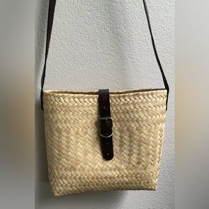 STRAW CROSSBODY BAG - LEATHER STRAP